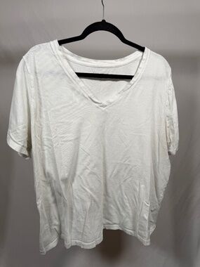 Ava & Viv Basic White V-neck t-shirt